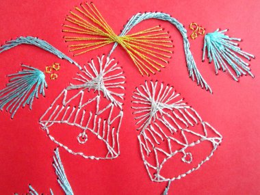 Kırmızı arka planda ızonit Noel sanatı