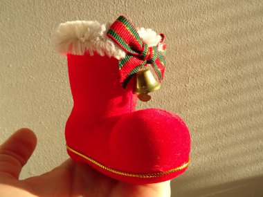 Bir el Santa Claus kırmızı çizme dekorasyon