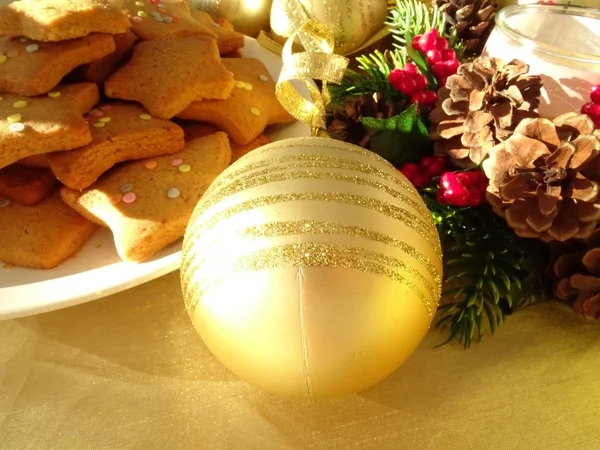 Aranylabda Karácsonyfa — Stock Fotó