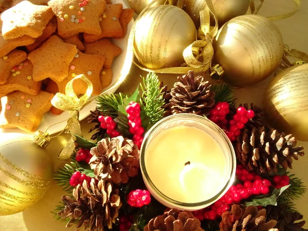 Χριστουγεννιάτικα Κεριά Μπισκότα Και Χρυσές Μπάλες — Φωτογραφία Αρχείου