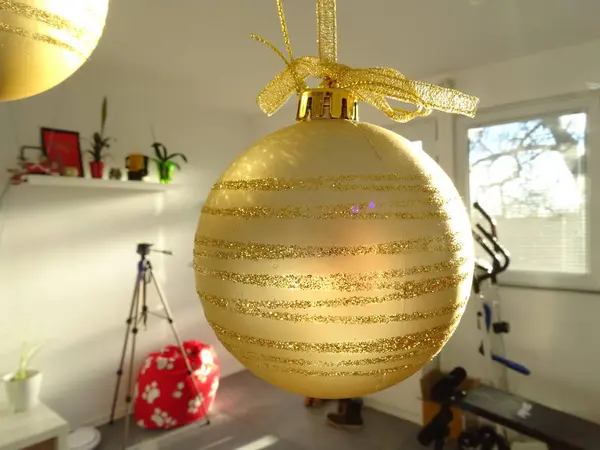Appendere Palla Natale Oro — Foto Stock