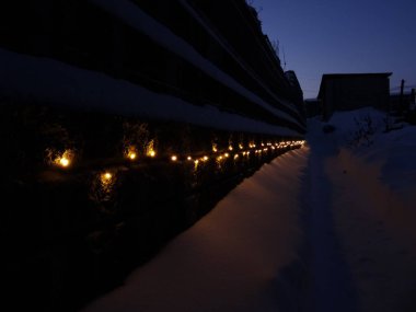 Yılbaşı ışıkları ve gece karlı yolu