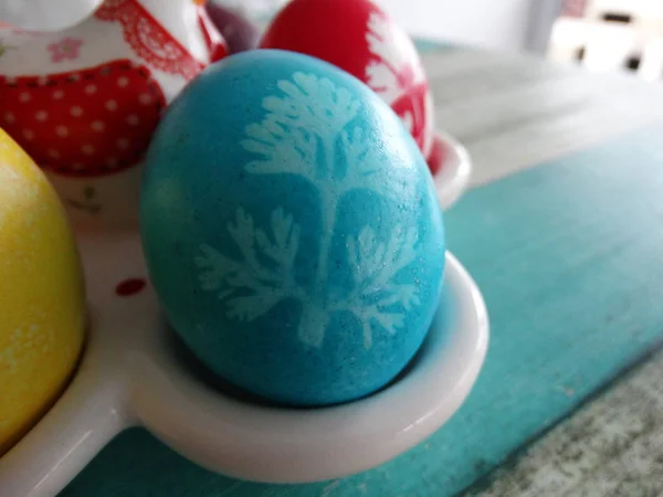 Голубое Пасхальное Яйцо Белым Декором — стоковое фото