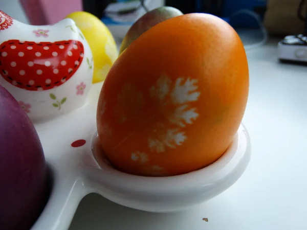 Оранжевое Пасхальное Яйцо Белым Листом — стоковое фото