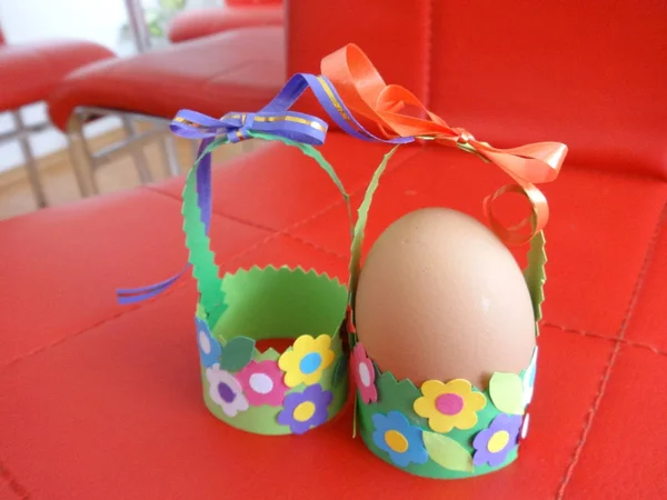 Colorful Handmade Paper Baskets Easter Eggs Red Backgro — Stock Photo, Image
