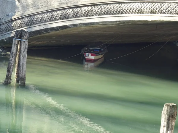 Barco Pequeño Debajo Puente —  Fotos de Stock