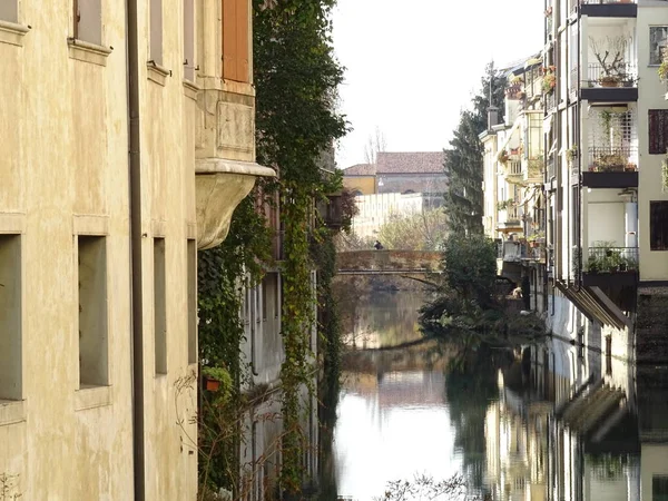Rzeka Padwa Pomiędzy Żywymi Budynkami — Zdjęcie stockowe