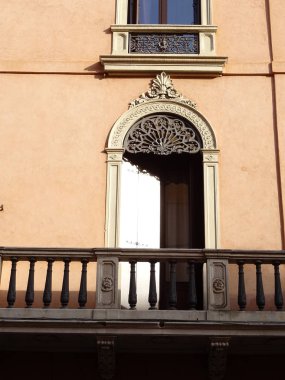 Vintage binanın balkon kapısı