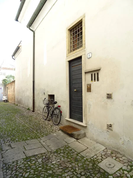 Puerta Entrada Italiana Con Una Bicicleta Parte Delantera — Foto de Stock