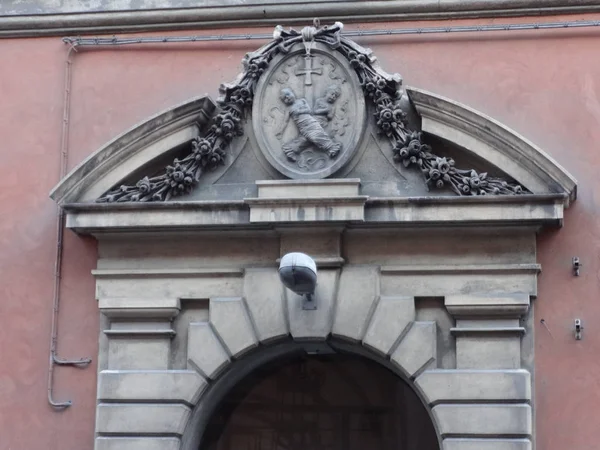 Antiguo Adorno Edificio Italiano Sobre Arco Puerta — Foto de Stock
