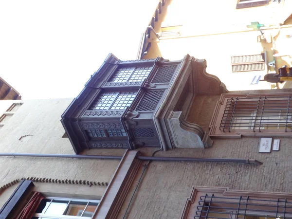 Balkon Kayu Dengan Ornamen Bologna — Stok Foto
