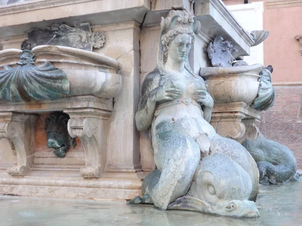 博洛尼亚喷泉雕像的一个半女人 半美人鱼 — 图库照片