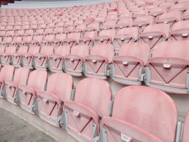 San Siro Stadyumu kırmızı koltuk