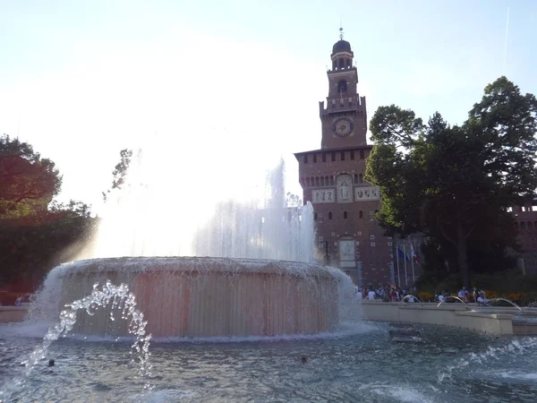 ミラノのスフォルツァ城前の泉 — ストック写真