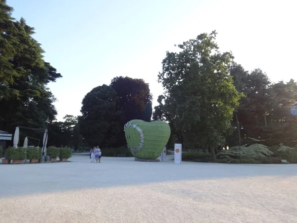 Mela Verde Gigante Nel Parco Milano — Foto Stock