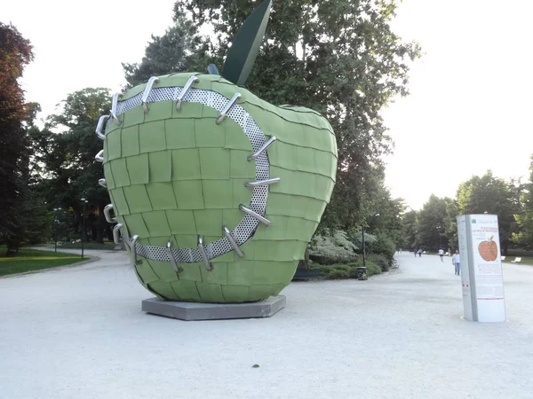 Maçã Verde Gigante Parque Cidade Milão — Fotografia de Stock