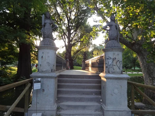 Deniz Kızları Bridge Uygulamasında Milano Şehir Parkı — Stok fotoğraf