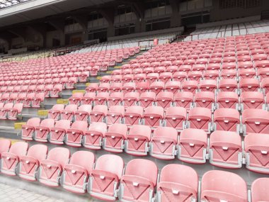 San Siro Stadyumu kırmızı koltuk