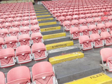 San Siro Stadyumu kırmızı koltuk