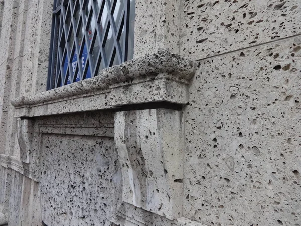 Adornos Bajo Una Ventana Antiguo Edificio Italiano Mantua — Foto de Stock