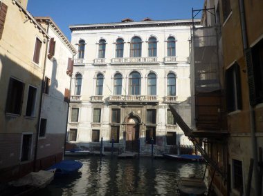 Venedik kanal evler arasında