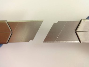 Kağıt-bıçak ağızları izole