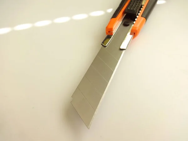 Białym Tle Pomarańczowy Nóż Papieru — Zdjęcie stockowe
