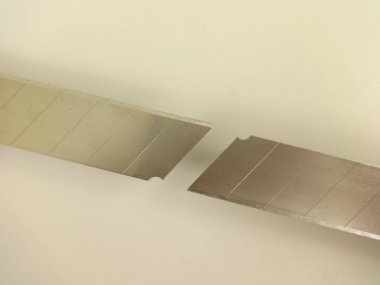 Kağıt-bıçak ağızları izole