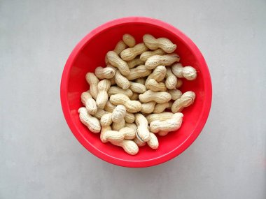 Fıstık kabukları kırmızı bir kase ile