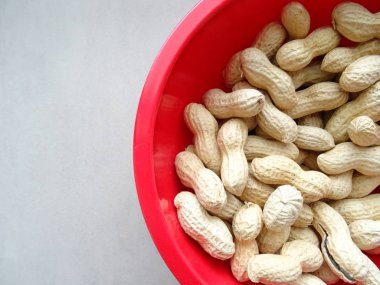 Fıstık kabukları kırmızı bir kase ile