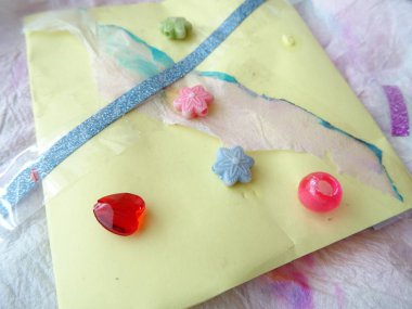 Bir çocuk tarafından yapılan renkli boncuk soyut sanat