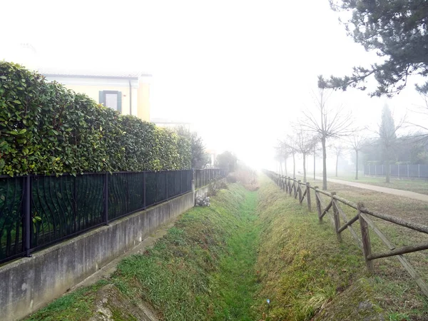 在雾的天气里 空旷的水和水景观运河 — 图库照片