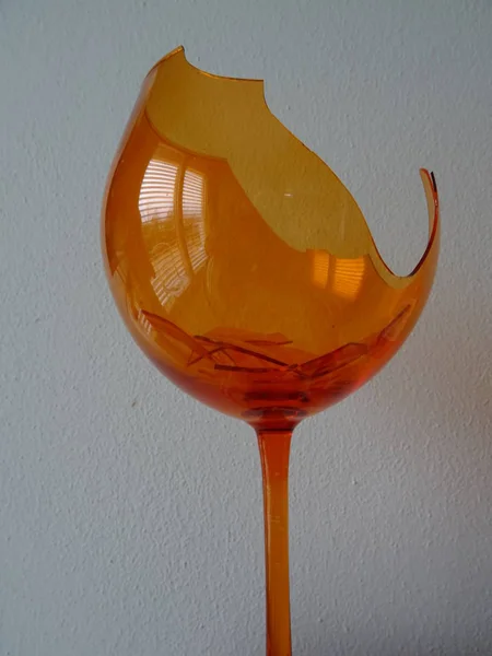破碎的橙葡萄酒玻璃 — 图库照片