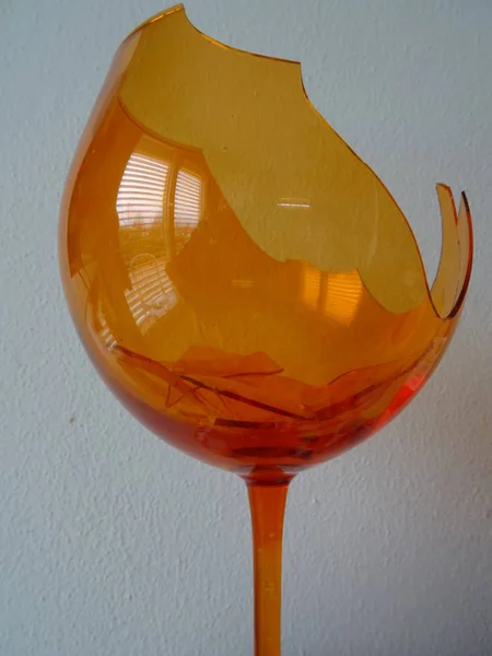 Zerbrochenes Orangenweinglas — Stockfoto