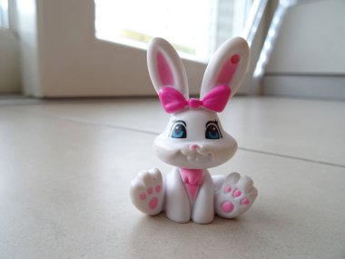 Beyaz kadın tavşan oyuncak