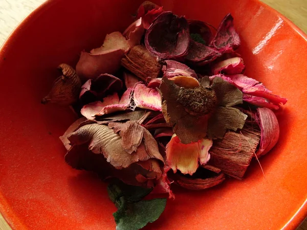 Feuilles Rose Sèches Dans Une Tasse Orange Images De Stock Libres De Droits