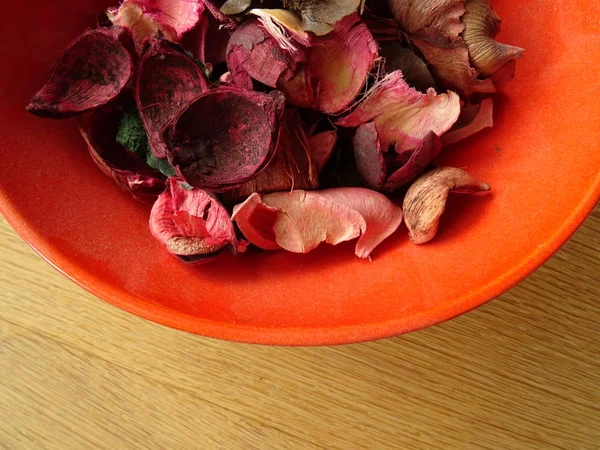 Feuilles Rose Sèches Dans Une Tasse Orange Images De Stock Libres De Droits