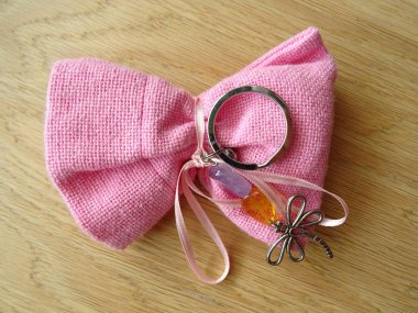 Dragonfly dekorasyon ile pembe hediye çantası