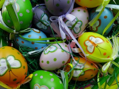 Buttefly dekorasyonları ile renkli dekoratif Paskalya yumurtası