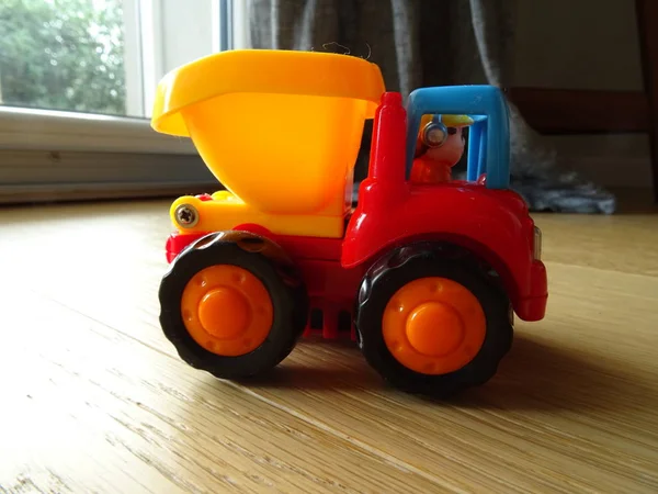 Kleine Vrachtwagen Baby Boy Toy — Stockfoto