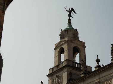 Bir Belltower üst İtalyan melek heykeli