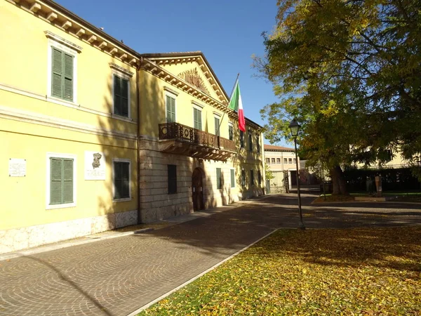 Peschiera Del Garda Building Italian Flag — Stock Photo, Image