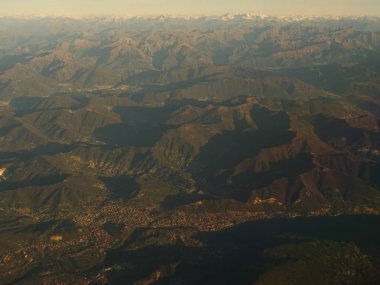 uçak görünümünden dağlar