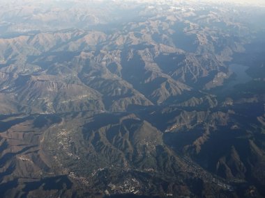 uçak görünümünden dağlar