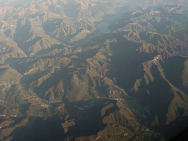 uçak görünümünden dağlar