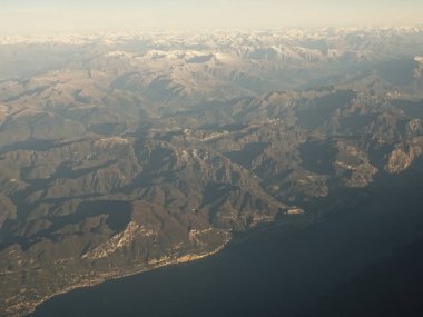 Dağ ve nehir manzaralı uçak üzerinden