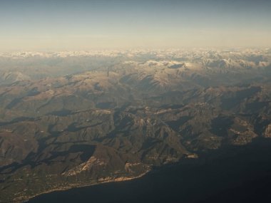 uçak görünümünden dağlar