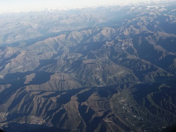 uçak görünümünden dağlar