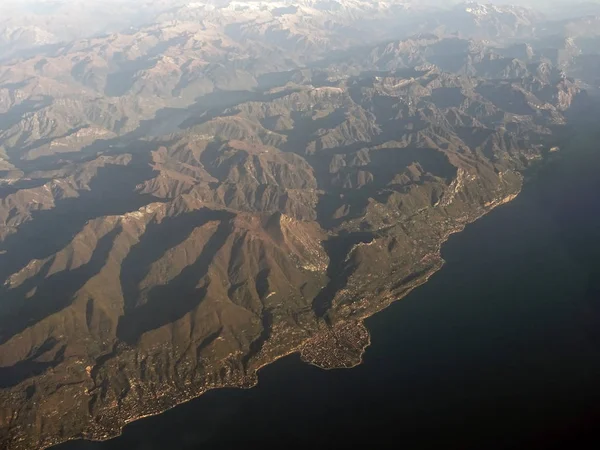 uçak görünümünden dağlar