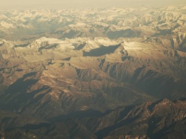 uçak görünümünden dağlar